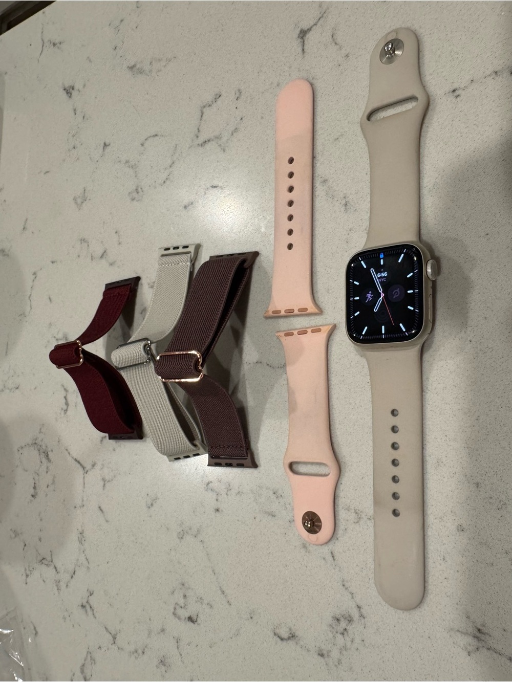 Apple Watch Series 8 41mm GPS + 4 extra bands + charging cord